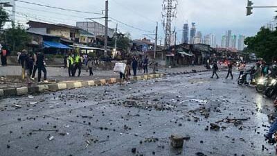 Jalan Raya Pejompongan, Jakarta Pusat, dipenuhi batu buntut demo di depan Gedung DPR yang berujung ricuh, Kamis (28/8/2025).