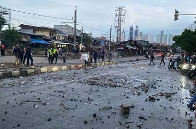 Jalan Raya Pejompongan, Jakarta Pusat, dipenuhi batu buntut demo di depan Gedung DPR yang berujung ricuh, Kamis (28/8/2025).