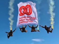 Bendera Merah Putih Berkibar dari Ketinggian 10.000 Kaki