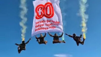 Atraksi Penerjun Payung TNI Sukses di Monas