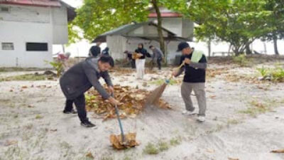 Sejumlah ASN di Pemko Pariaman membersihkan Pulau Angso Duo.