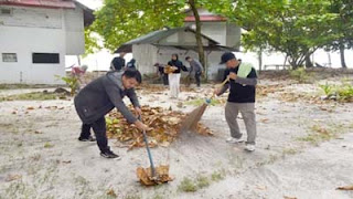 Sejumlah ASN di Pemko Pariaman membersihkan Pulau Angso Duo.