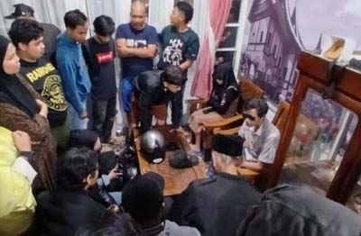 Pasangan yang melakukan perselingkuhan digerebek warga