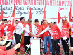 HUT RI ke-80, Pemko Padang Semarakkan dengan Pembagian Bendera