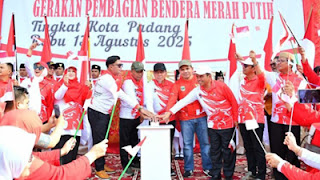 Pencanangan gerakan pembagian bendera merah putih di Padang.