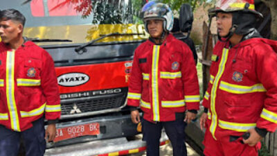 Damkar Padang Padamkan Kebakaran di Teluk Kabung Utara