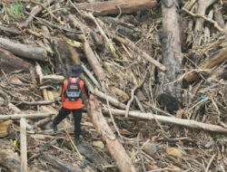 Tim SAR Gunakan Perahu Karet dan Drone untuk Cari Korban Hanyut