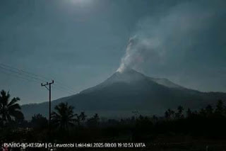 Gunung Lewotobi Laki-laki saat mengalami erupsi.