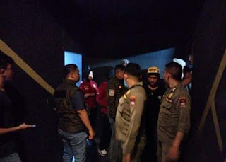 Penertiban sejumlah tempat hiburan di Padang oleh Satpol PP.