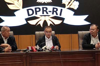 Wakil Ketua DPR Sufmi Dasco Ahmad (tengah)