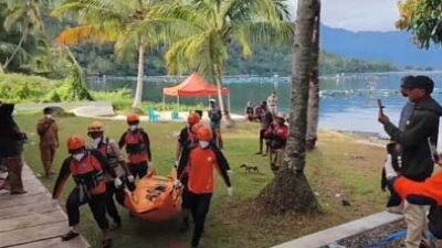Evakuasi penembak ikan yang ditemukan meninggal di Danau Maninjau.