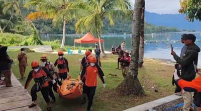 Evakuasi penembak ikan yang ditemukan meninggal di Danau Maninjau.
