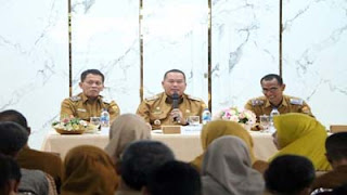 Wako Pariaman Yota Balad memimpin rapat.