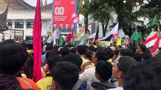 Ribuan mahasiswa bersama sejumlah organisasi kemasyarakatan (OKP) serta pengemudi ojek online menggelar aksi demonstrasi.