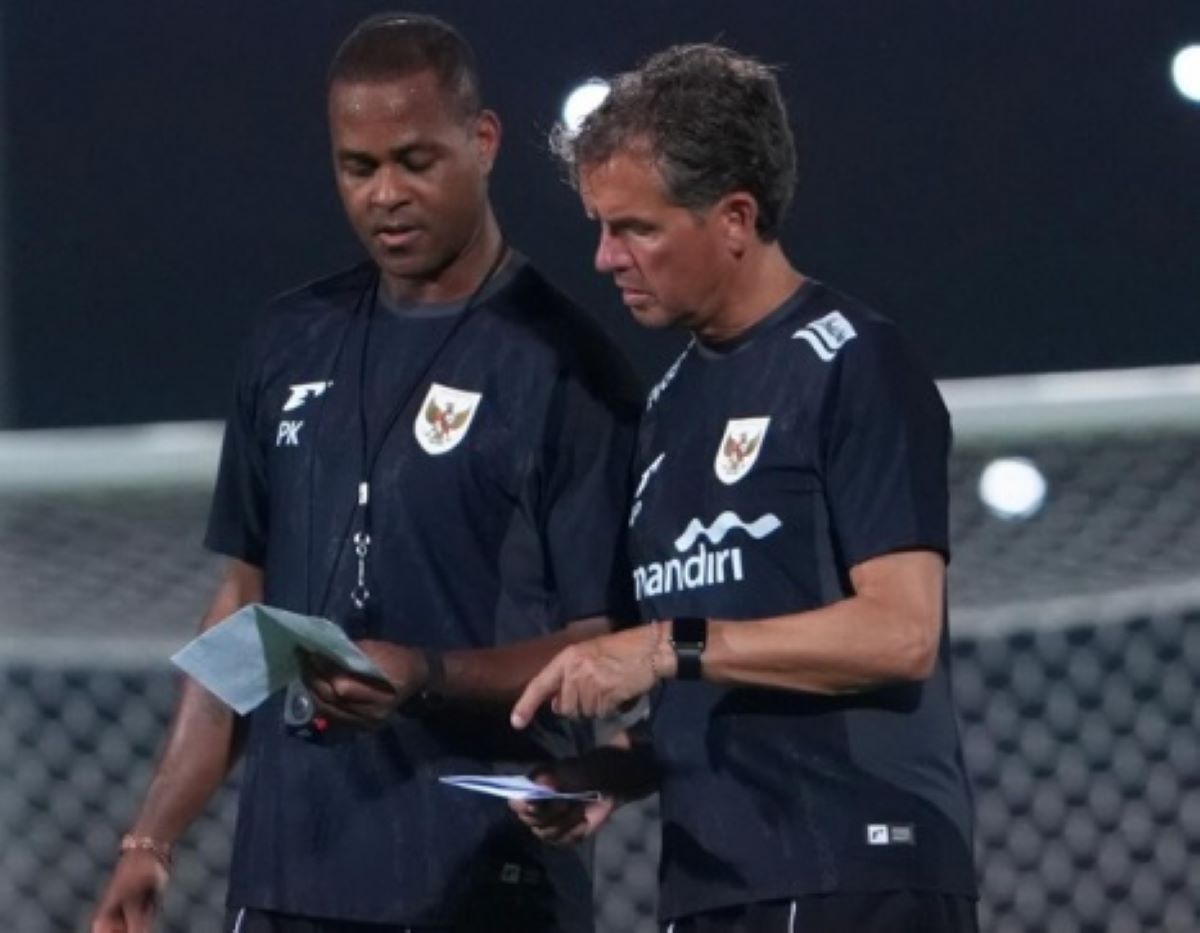 Pelatih Timnas Indonesia, Patrick Kluivert (kiri) bersama Alex Pastoor.