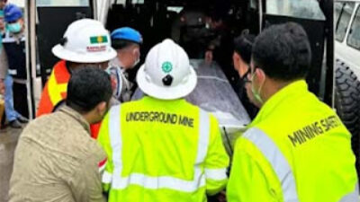 Pemberangkatan dua jenazah karyawan Freeport dari Bandara Nabire ke Jakarta.