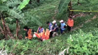 Polisi saat mengevakuasi potongan tubuh manusia yang ditemukan di jurang Pacet, Mojokerto.