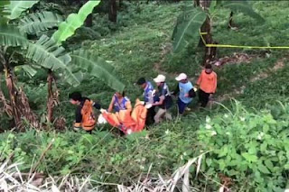 Polisi saat mengevakuasi potongan tubuh manusia yang ditemukan di jurang Pacet, Mojokerto.