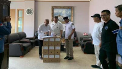 Penyerahan arsip lama ke Records Center Pemprov Sumbar.