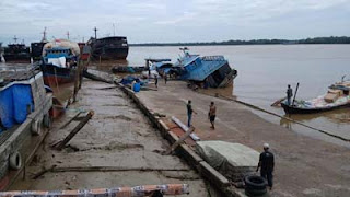 Warga Kuala Tungkal Jambi digegerkan oleh ambruknya Pelabuhan Bongkar Muat Tangga Raja Ulu.