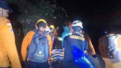 Tim SAR gabungan mengevakuasi enam remaja terjebak saat berwisata di kawasan Air Terjun