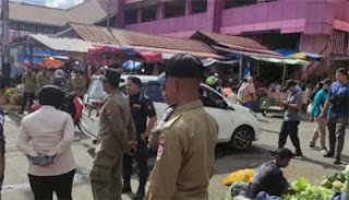 Satpol PP Kota Padang menertibkan PKL