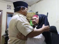 Maruarar Serahkan Kunci Rumah kepada Ibunda Almarhum Affan