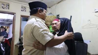 Presiden Prabowo saat melayat ke rumah duka Affan Kurniawan.