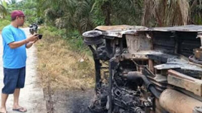 Mobil milik terduga pencurian ternak dibakar massa usai tepergok warga di Kabupaten Asahan.