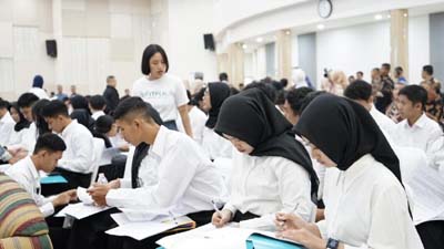 Tampak wajah serius para mahasiswa baru saat menandatangani kontrak ikatan kerja PLN.