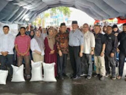 Mahyeldi Serahkan Bantuan Pangan untuk Pedagang Pasar Payakumbuh