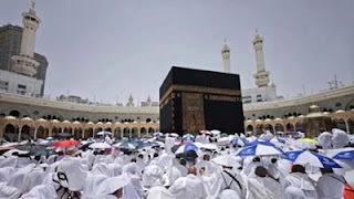 Jamaah calon haji bersiap melaksanakan Shalat Jumat di Masjidil Haram, Makkah