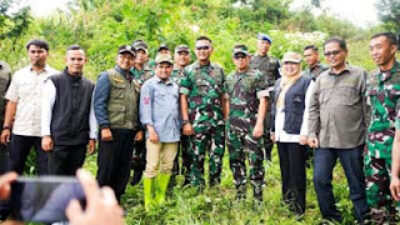 Danrem 032 Wirabraja Brigjen TNI Mahfud bersama Wakil Bupati Solok Candra meninjau lokasi