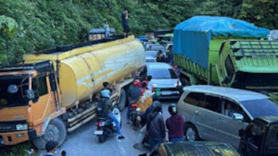 Macet Panjang Terjadi di Jalur Padang–Solok, Panorama Dua Lumpuh