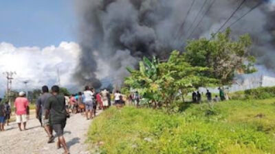 Sejumlah guru dan warga dievakuasi dari kepungan massa saat terjadi kerusuhan