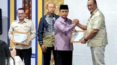 Menyerahkan penghargaan