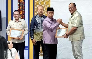 Menyerahkan penghargaan