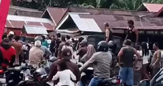 Sejumlah wwarga melihat kecelakaan lalu lintas terjadi di Jalan Lintas Umum Jorong Padang Timbalun