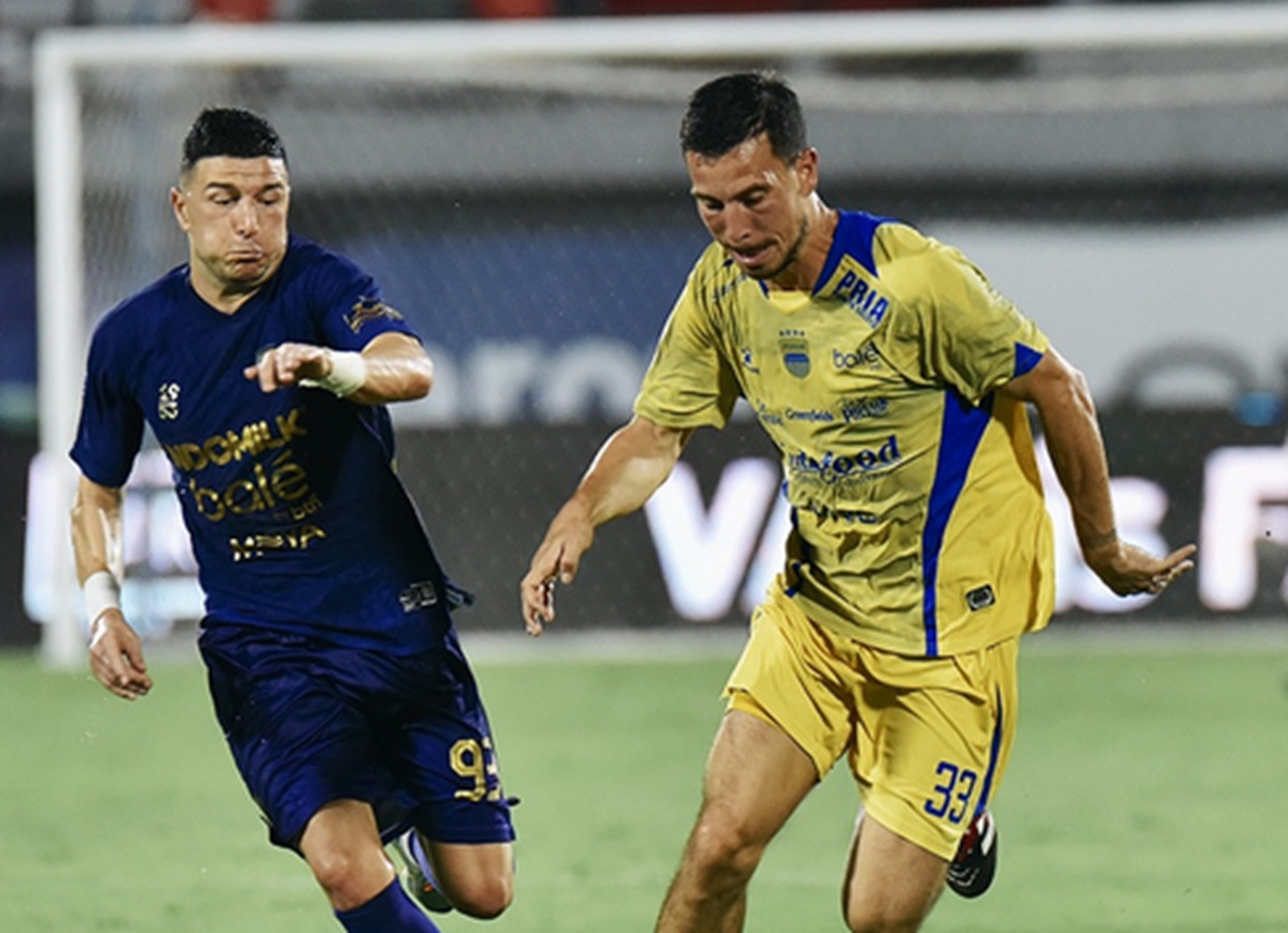 Persita Tangerang vs Persib Bandung.