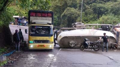 Sebuah truk kapsul bermuatan semen curah mengalami kecelakaan