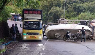 Sebuah truk kapsul bermuatan semen curah mengalami kecelakaan