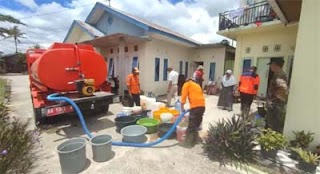 BPBD Kabupaten Agam membagikan air bersih untuk 200 kk yang terdampak kekeringan