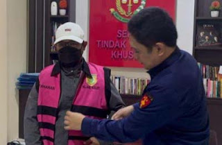 Kejari Kolaka Utara menahan tersangka korupsi pembangunan masjid.