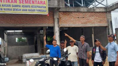 Ratusan warga Anak Nagari Nanggalo melakukan penyegelan