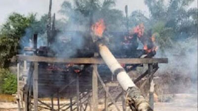 Rakit PETI dibakar petugas gabungan saat razia penambangan emas ilegal.