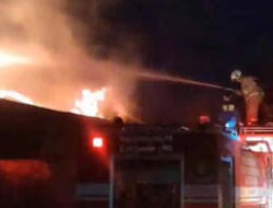 Seluruh Isi Gudang Mebel Hangus Akibat Korsleting Listrik