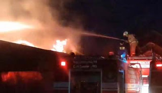 Petugas pemadam kebakaran berupaya memadamkan api yang membakar gudang mebel