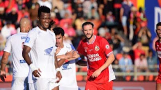 Bek anyar Semen Padang FC Rui Rampa berusaha menganggu pergerakan pemain depan PSM.