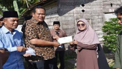 Wako Pariaman memberikan bantuan kepada calon mahasiswa