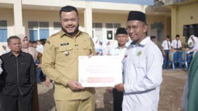 Wako Fadly Amran serahkan bantuan pendidikan